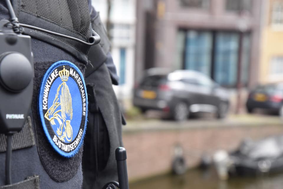 Marechaussee pakt mensensmokkelaars op bij Roswinkel