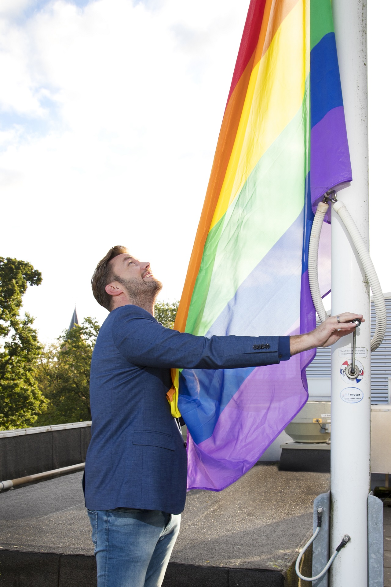 Wethouder Guido Rink hijst de regenboogvlag - Foto: Gemeente Emmen