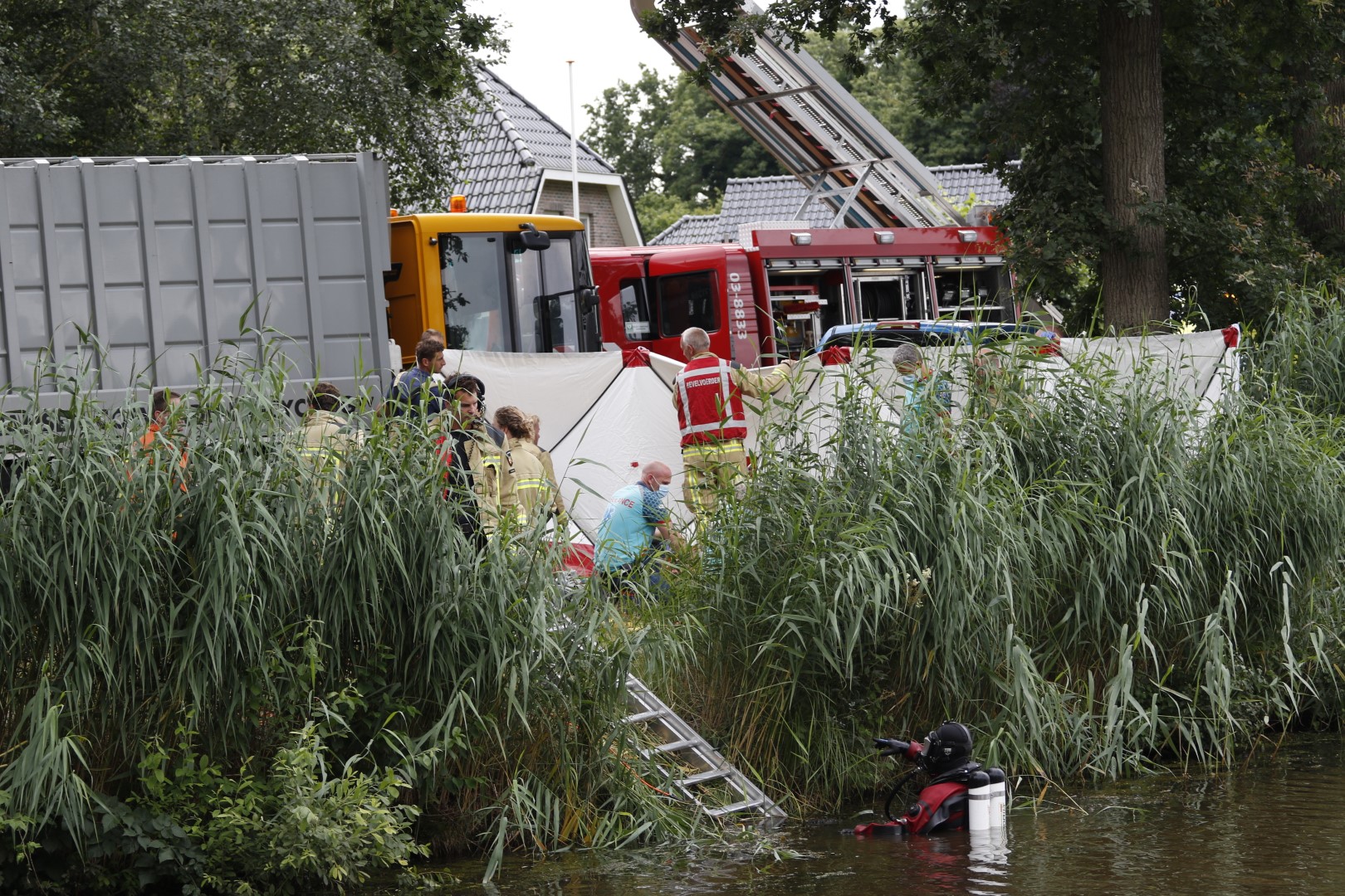 Auto te water bij Odoornerveen; 72-jarige Schoonoorder overleden