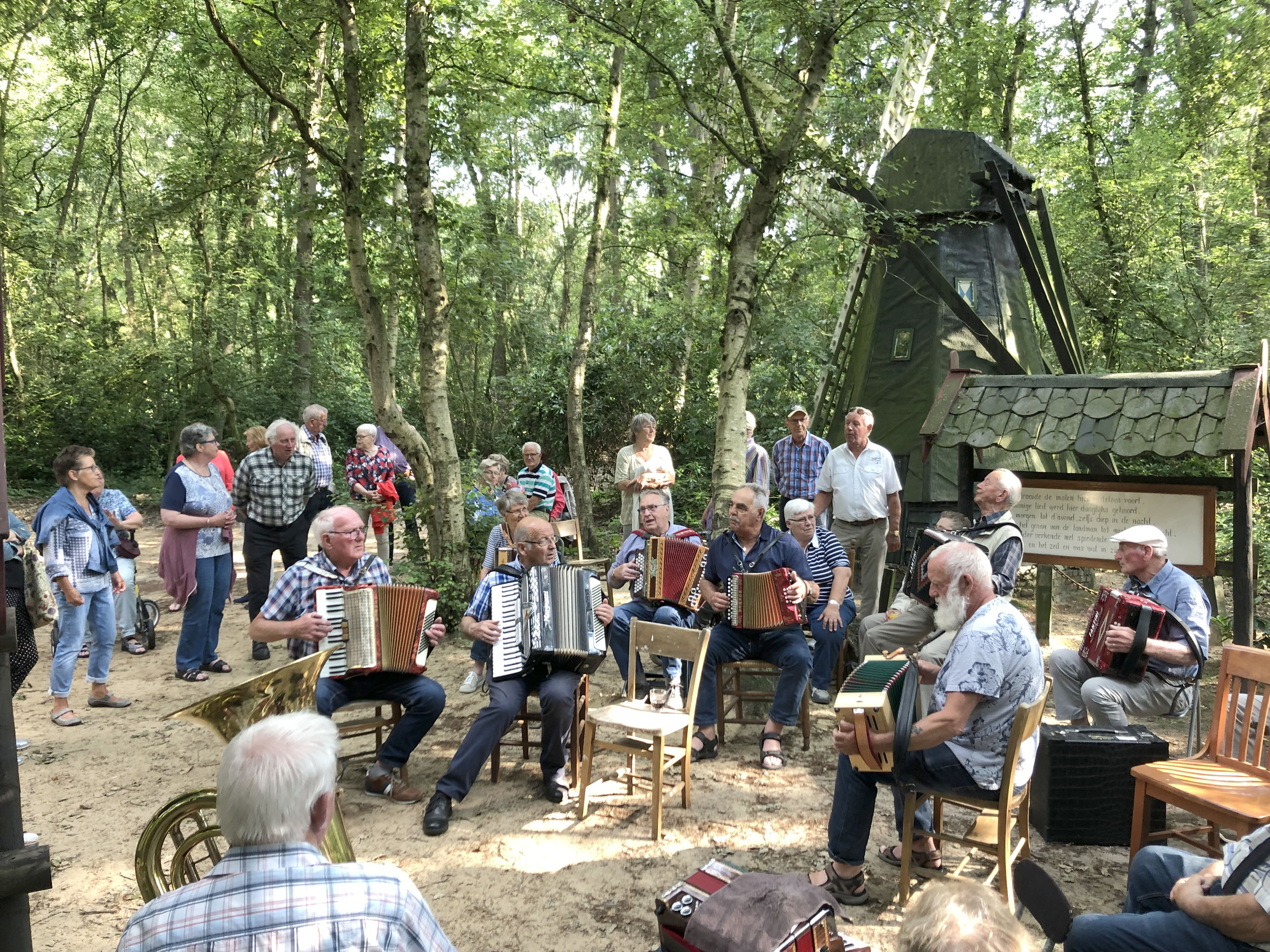 Unieke accordeonklanken vullen de avondlucht