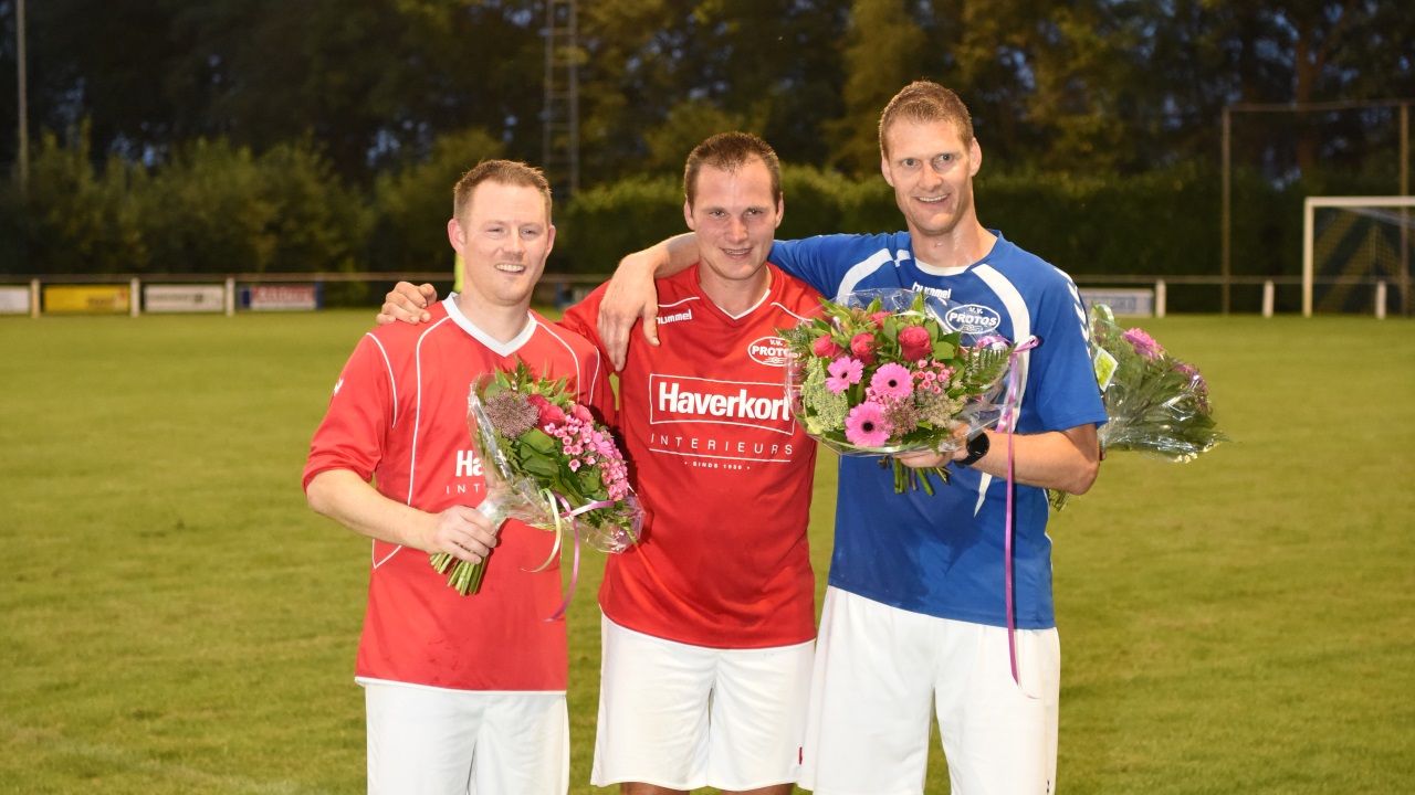 Foto's: V.V. Protos neemt afscheid van Soppe, Bosch en Stroeve