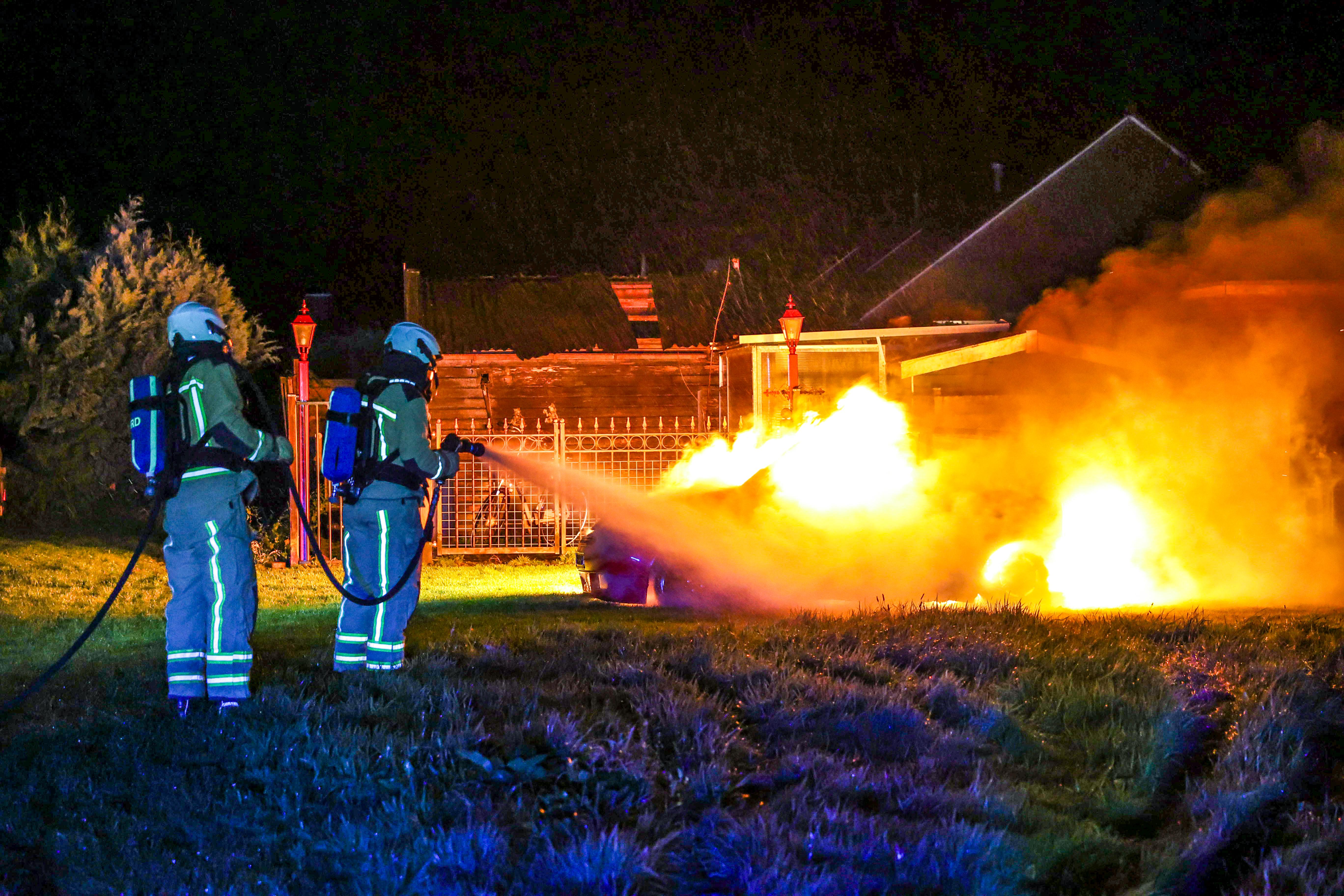 Auto volledig in vlammen op in Nieuw-Amsterdam