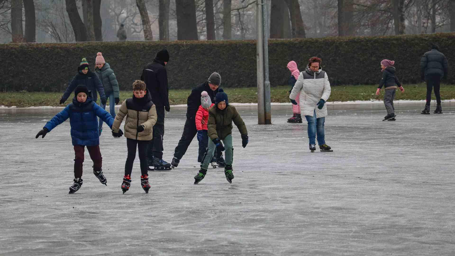 Schaatsbaan in Coevorden geopend: 'Iedereen is welkom'