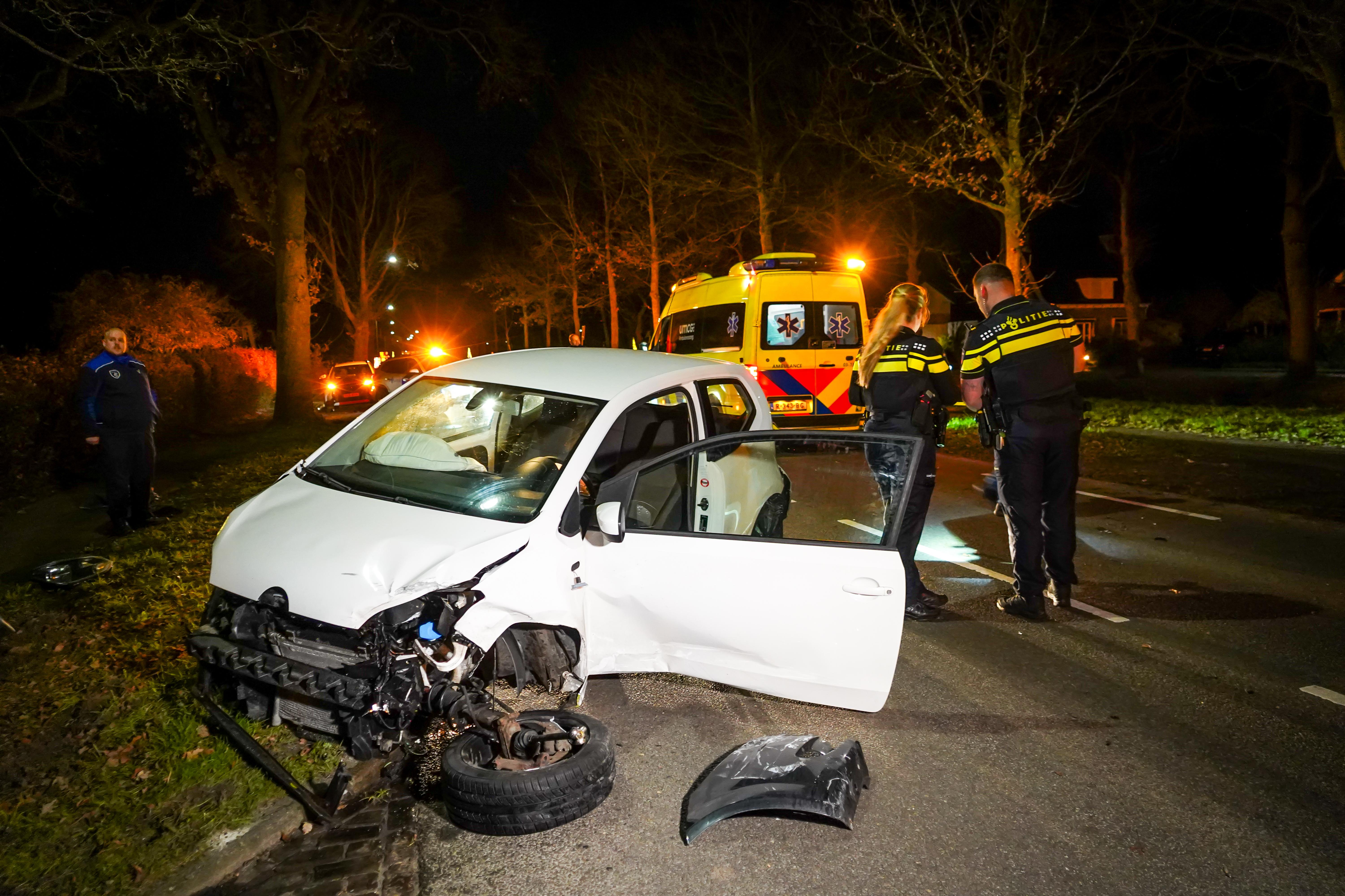 Zware crash na verkeersruzie in Nieuw-Weerdinge, straat urenlang afgesloten