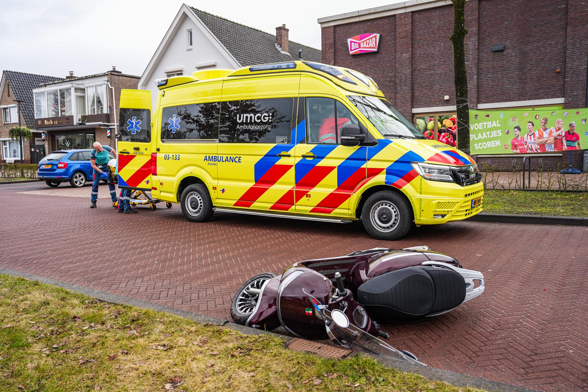Scooterrijder gewond na botsing met auto in Nieuw-Amsterdam