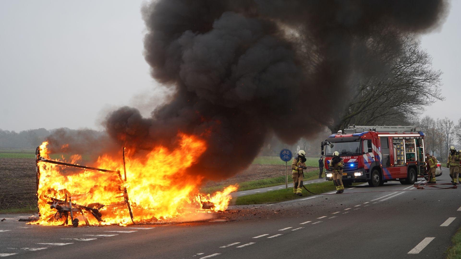 Caravan vliegt in brand achter rijdende auto Coevorden