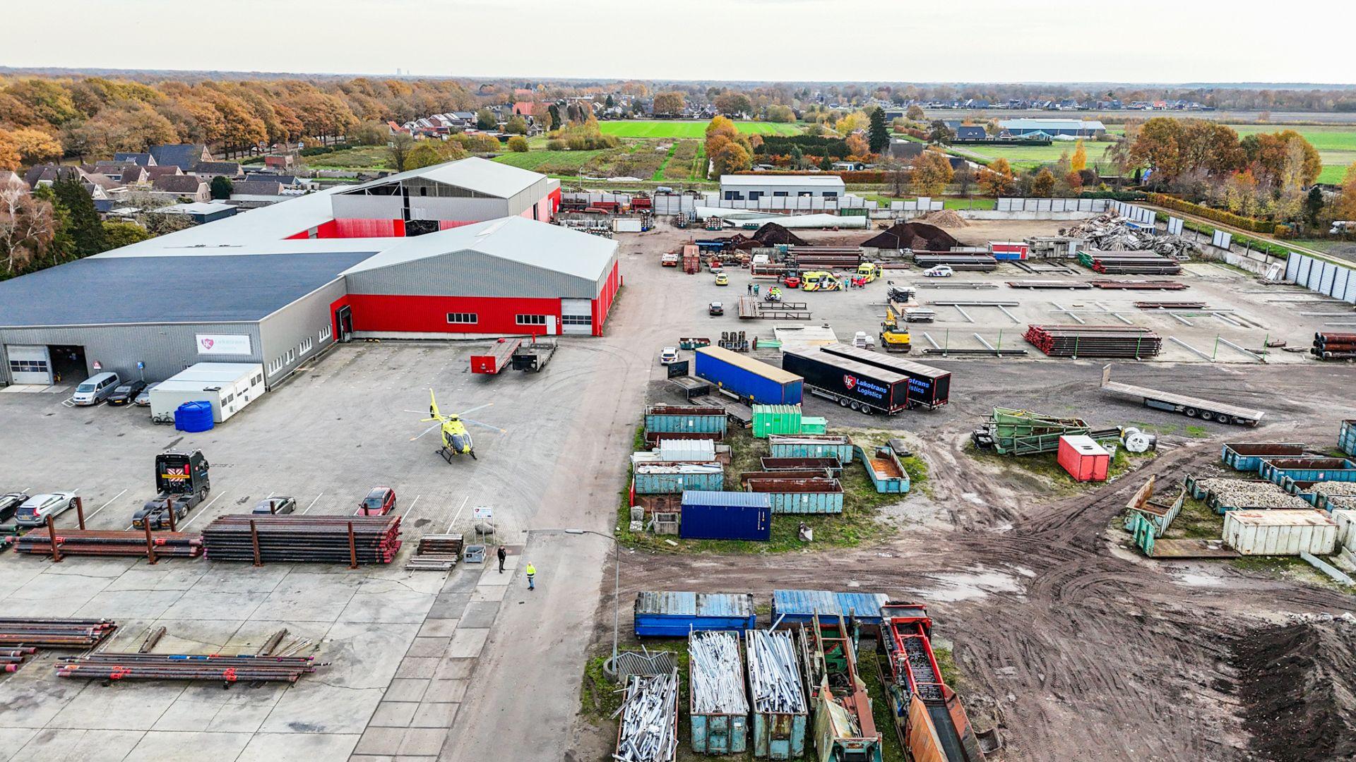 Zware metalen pijp valt op persoon in Klazienaveen, persoon overleden
