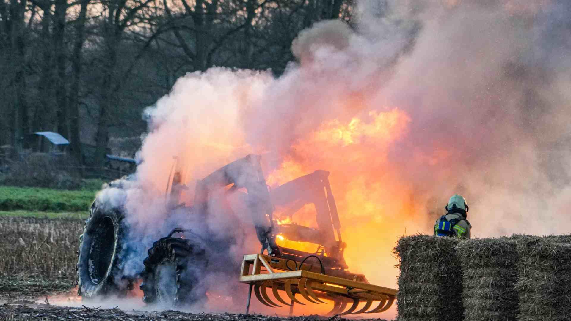 Tractor vat vlam in Coevorden