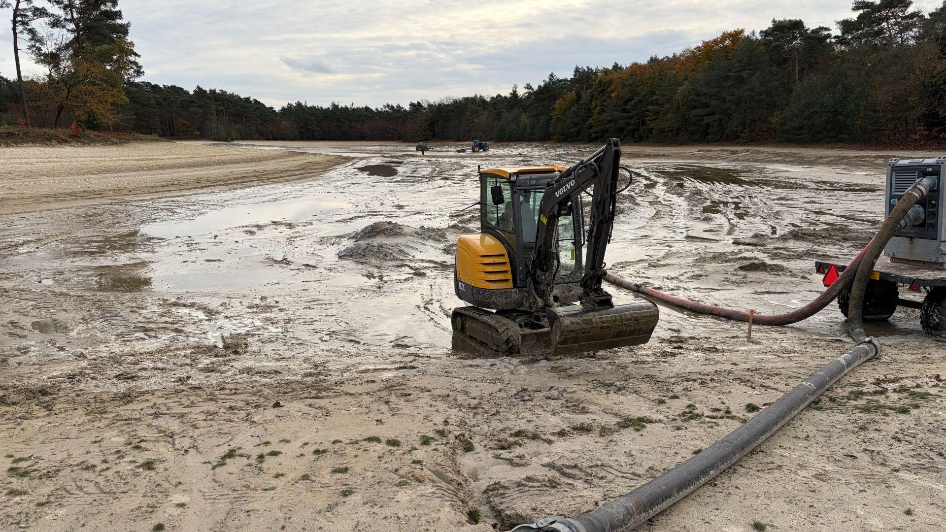 De Kibbelkoele in Noord-Sleen leeggepompt voor schoonmaakbeurt
