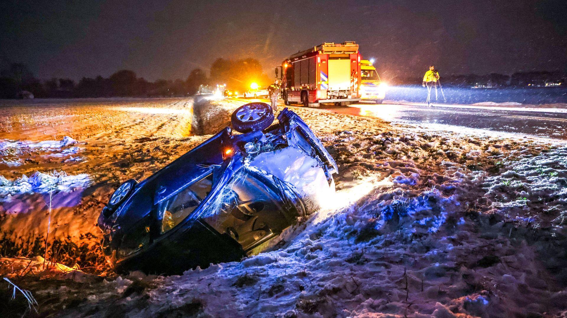 Vrouw bekneld nadat auto over de kop slaat in Nieuw-Weerdinge