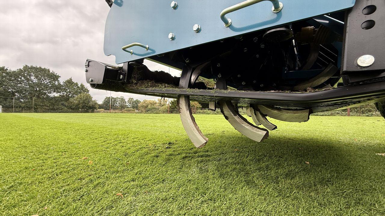 De Schockwave moet de velden van DZOH in Emmen (Rietlanden) fixen