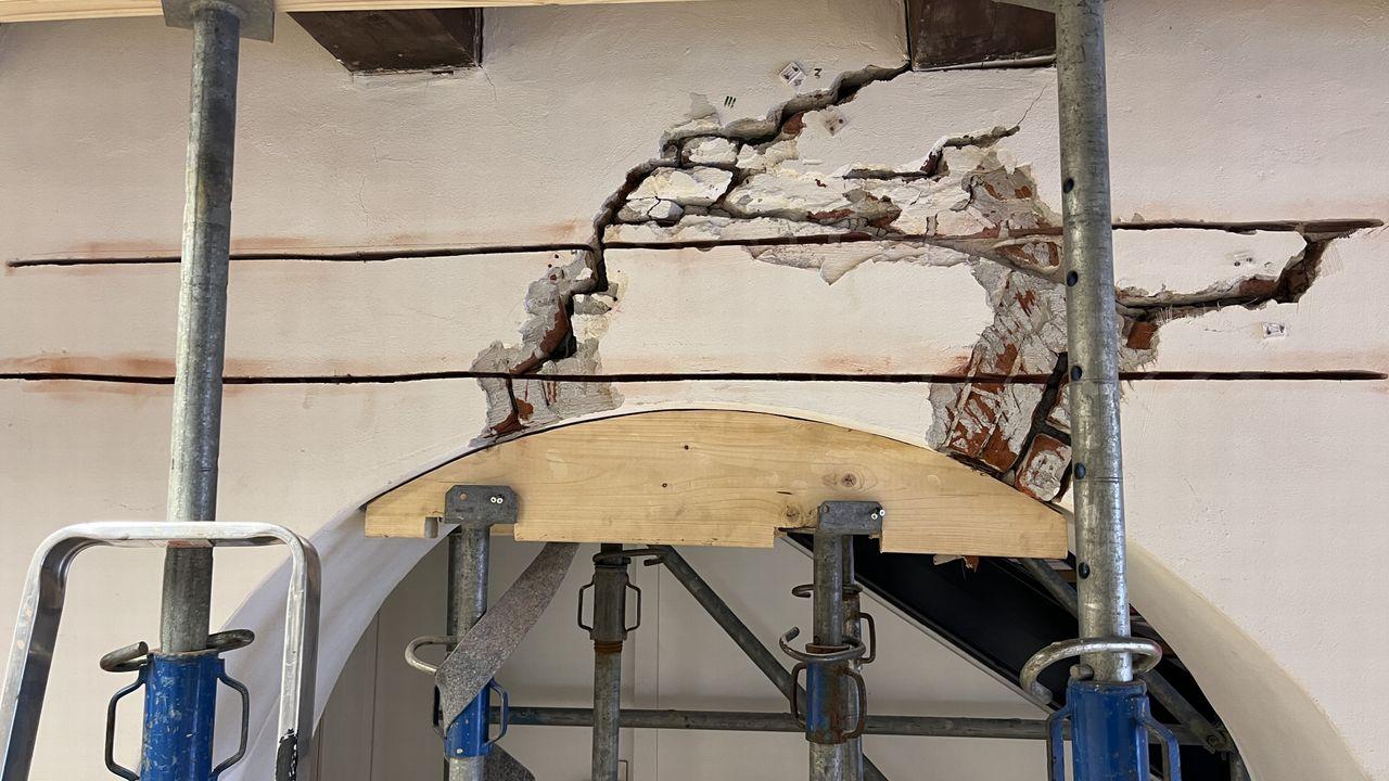 De grootste scheuren in de muur van het Arsenaal in Coevorden