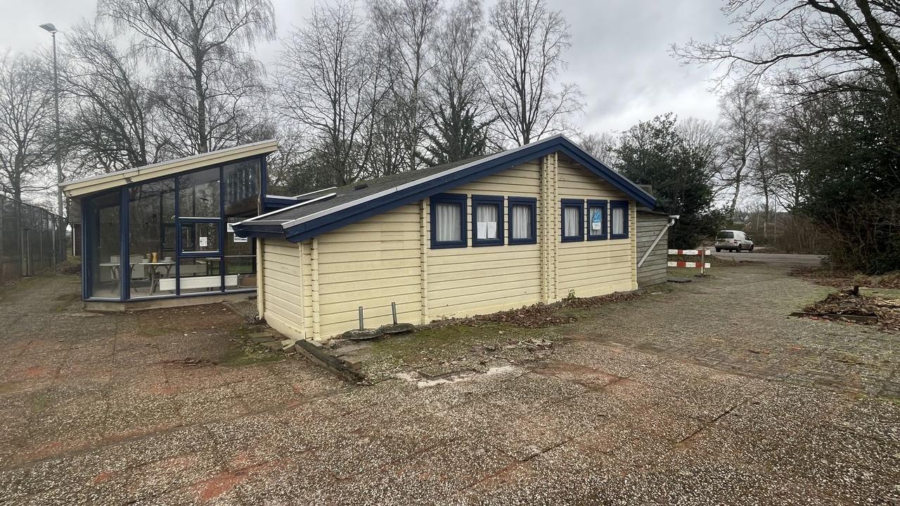 Het clubgebouw van de tennisvereniging is nodig aan vervanging toe