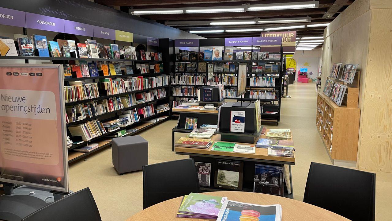 De bibliotheek in het Arsenaal. Rechts aftimmering op beschadigde plekken