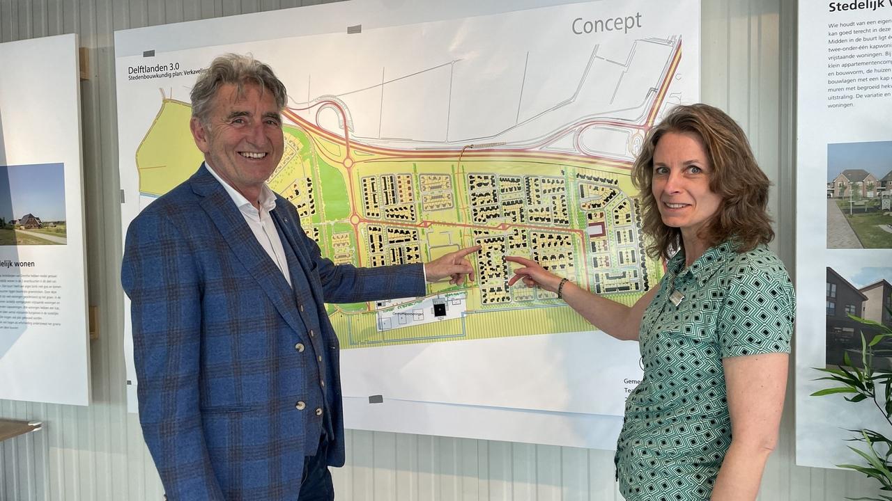 Wethouder Jisse Otter en projectmanager Helga Kruijdenberg bij de plattegrond