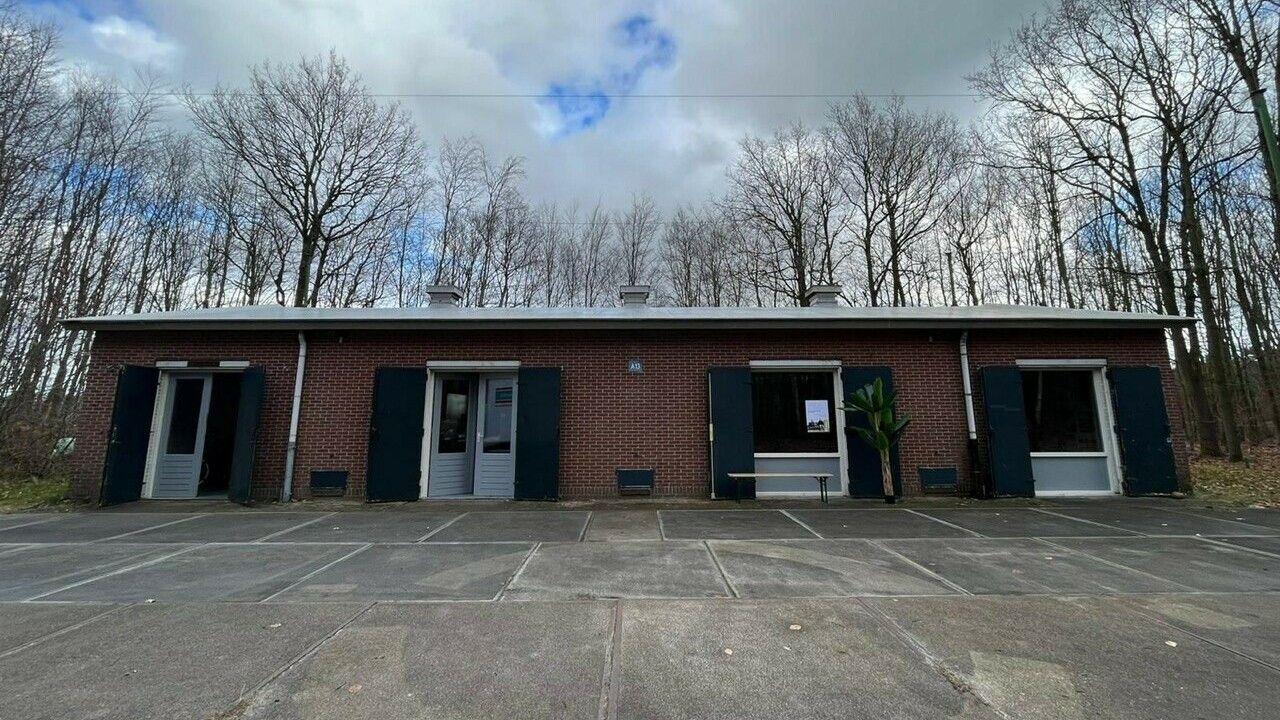 Het oude munitiecomplex in Donderen dient als decor voor de tentoonstelling van Loods13.
