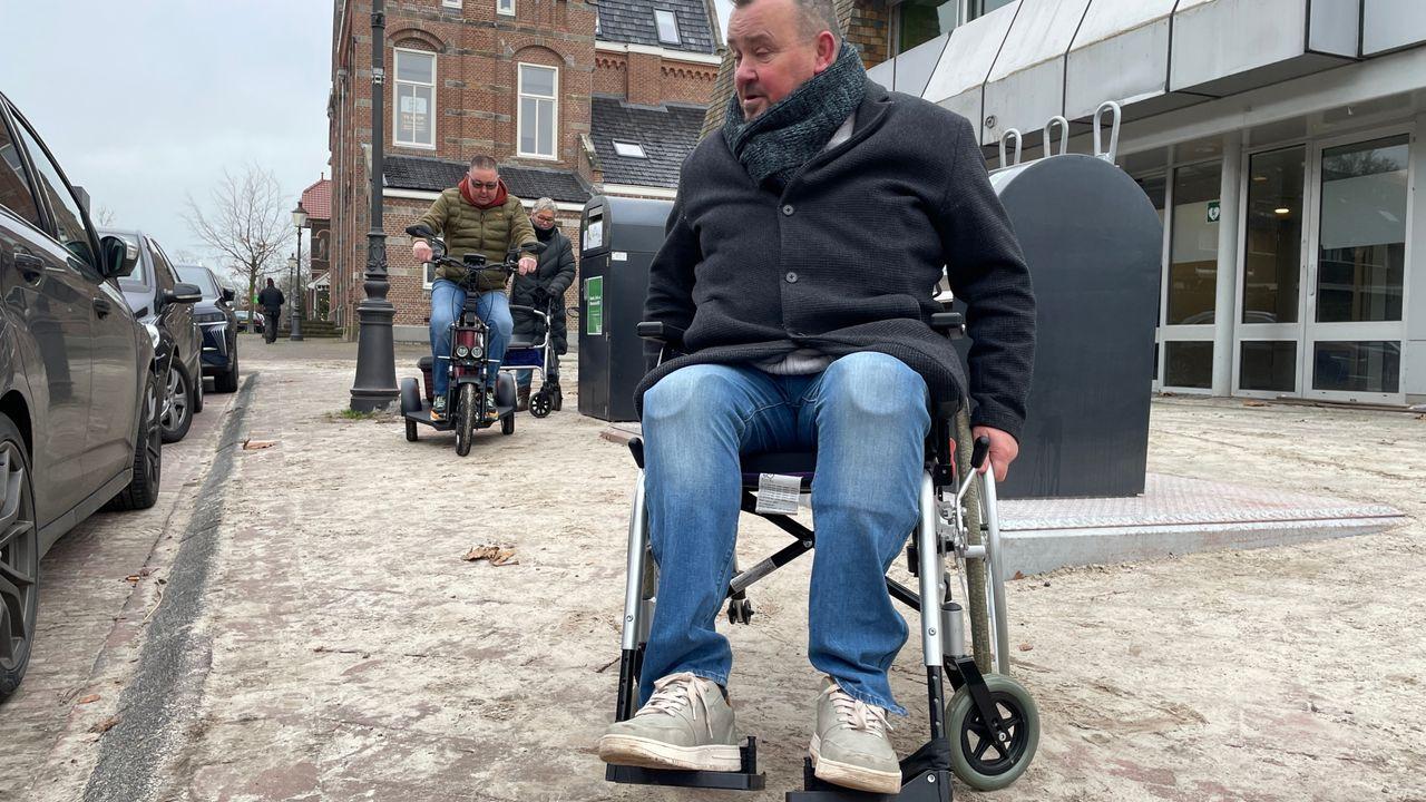 Het blijkt lastig om bij de nieuwe afvalcontainers te komen met een rolstoel