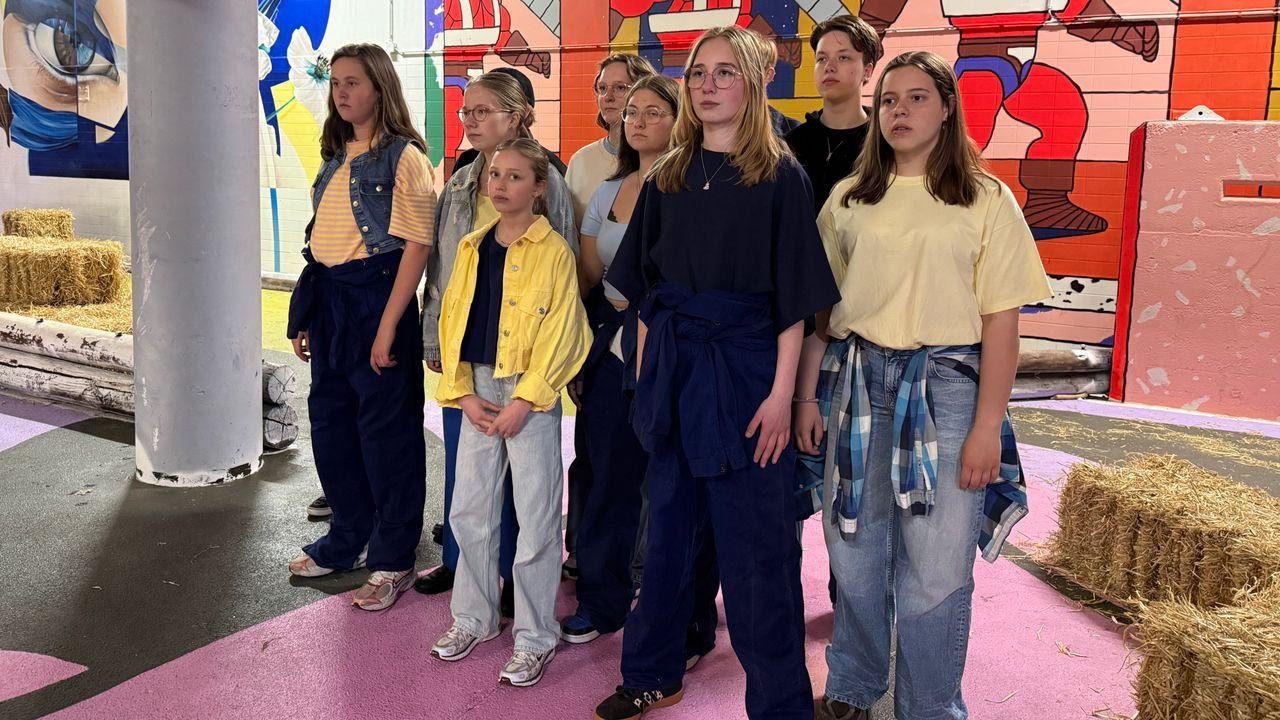 De acteurs en actrices die meewerken aan de voorstelling in het Rensenpark