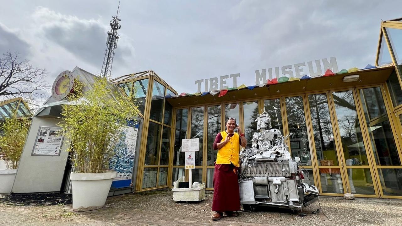 Monnik en oprichter Tashi Norbu voor het museum in Emmen
