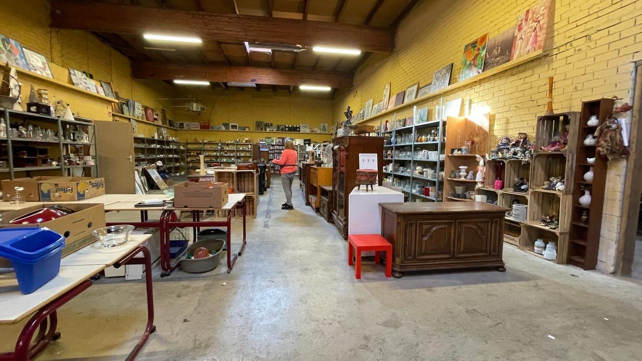 De eerste klanten komen na de brand weer in de winkel