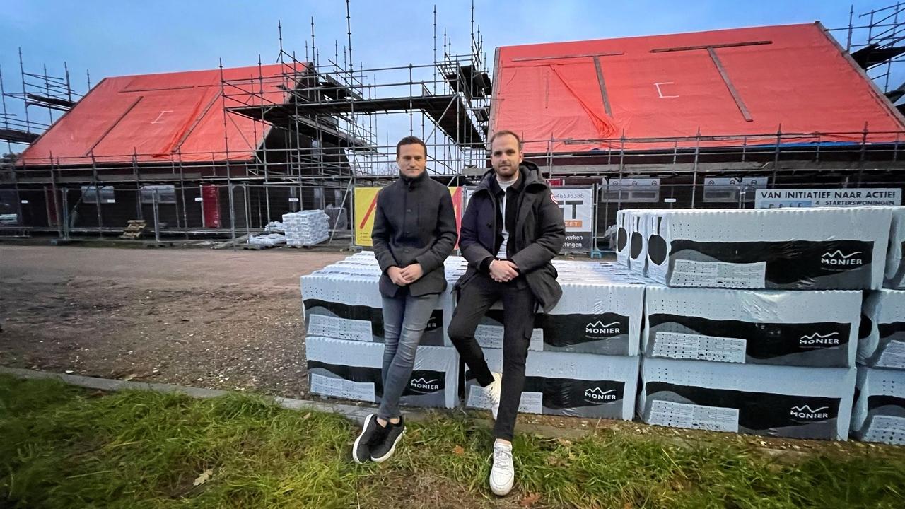 Arjan Goeree en Jesmer Warmolts zitten op de dakpannen voor hun nieuwe woningen in Sleen