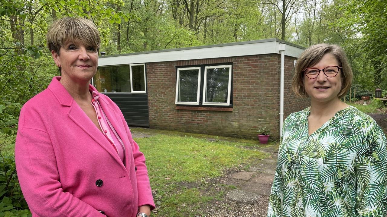 Janneke Lampe (rechts) en Melanie Oostwoud bij de woning van de laatste.