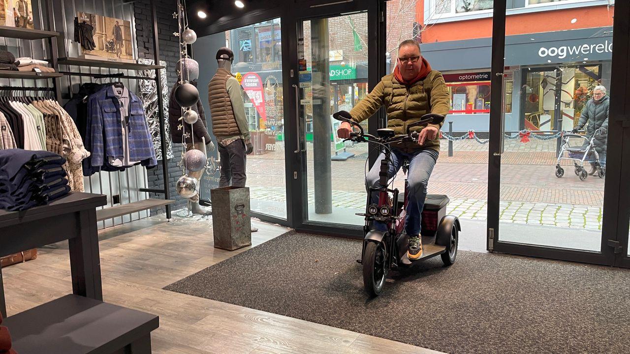 De winkel van Richard Dimmendaal is wel goed te bereiken met een scootmobiel