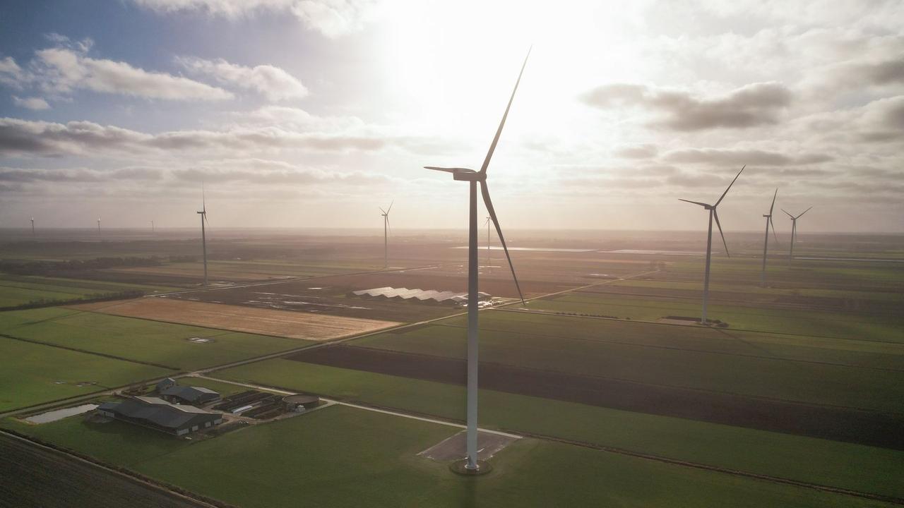 Windmolengeld voor dorpshuis, ijsbaan en voetbalclub: eerste 184.000 euro verdeeld
