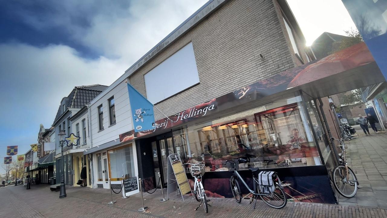 Voor dit blok met Slagerij Hellinga vooraan komen zes woningen in de plaats