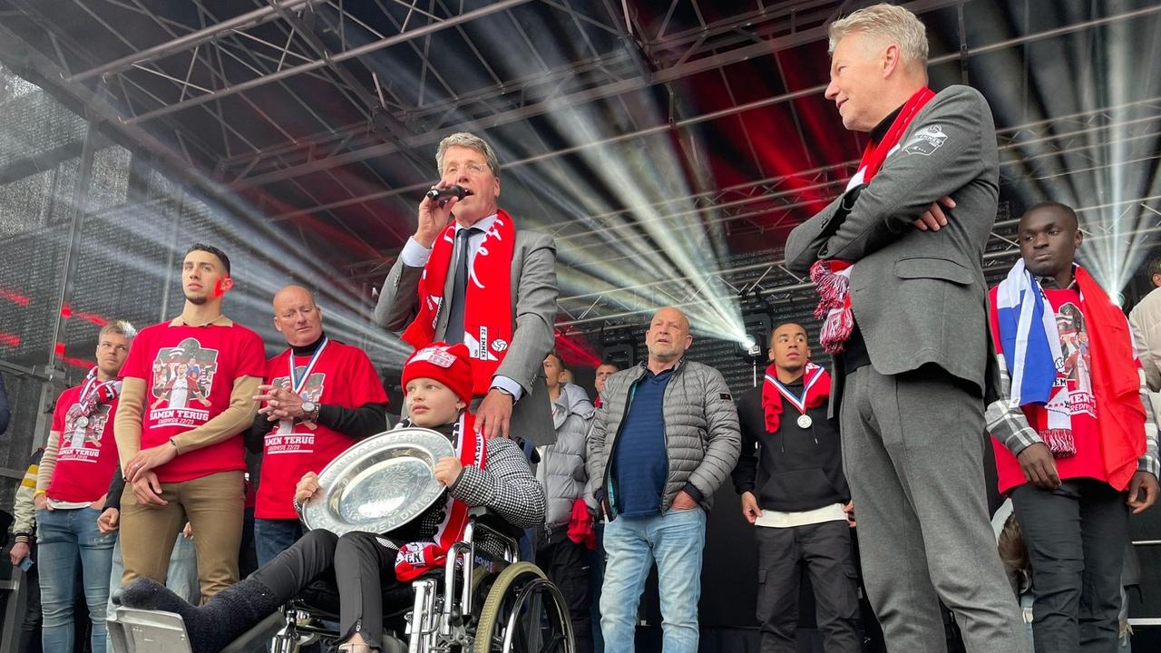 Burgemeester Eric van Oosterhout en Jasmijn Nijhuis op het podium tijdens de huldiging