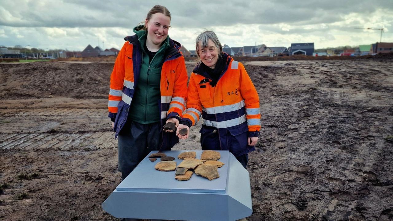 Onder de vondsten onder meer een vaas, een kopje en een lepel