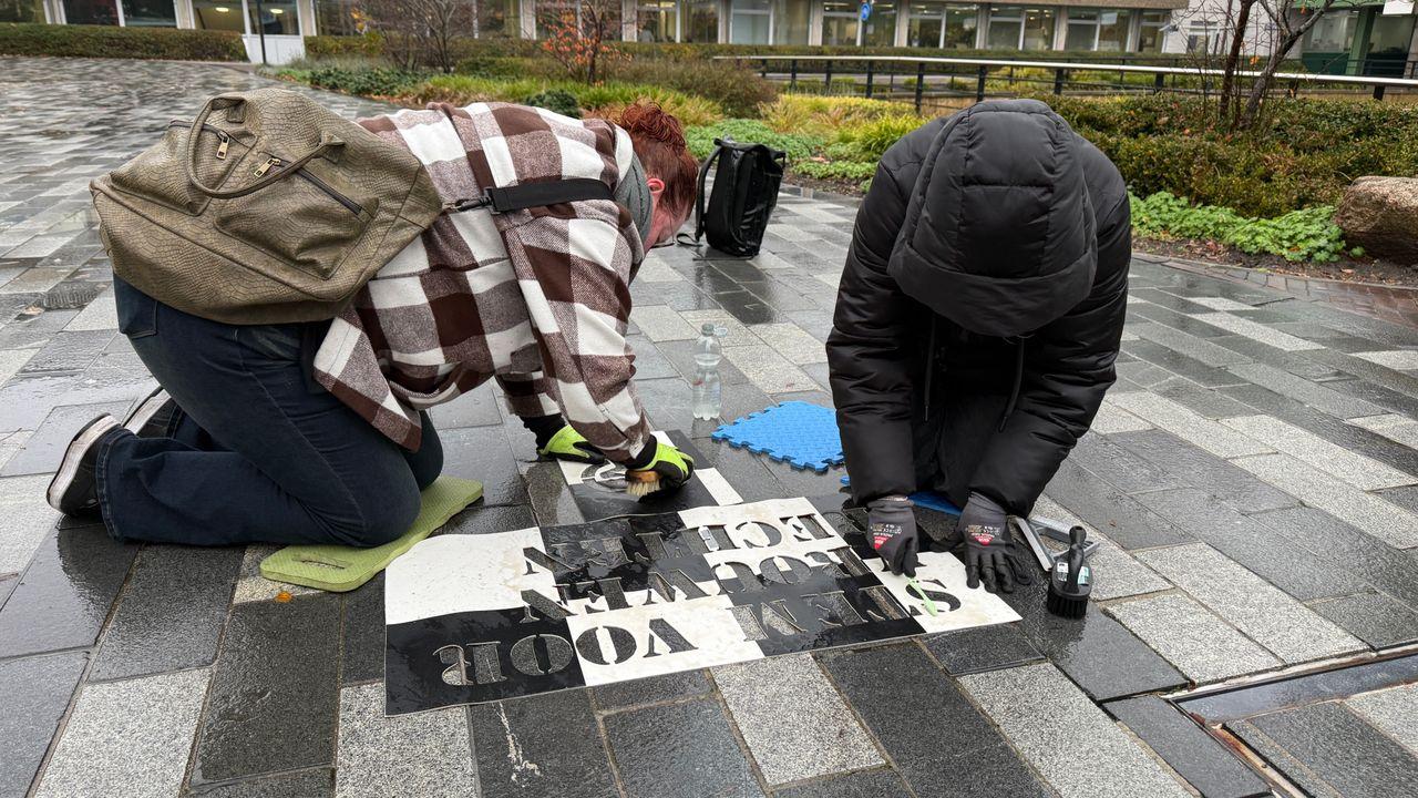 Dolle Mina's voeren actie in Emmen
