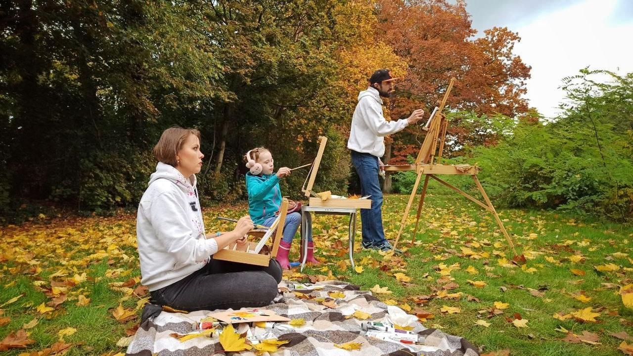 De creatieve familie schildert het liefst in de buitenlucht, zoals hier in het park in Coevorden