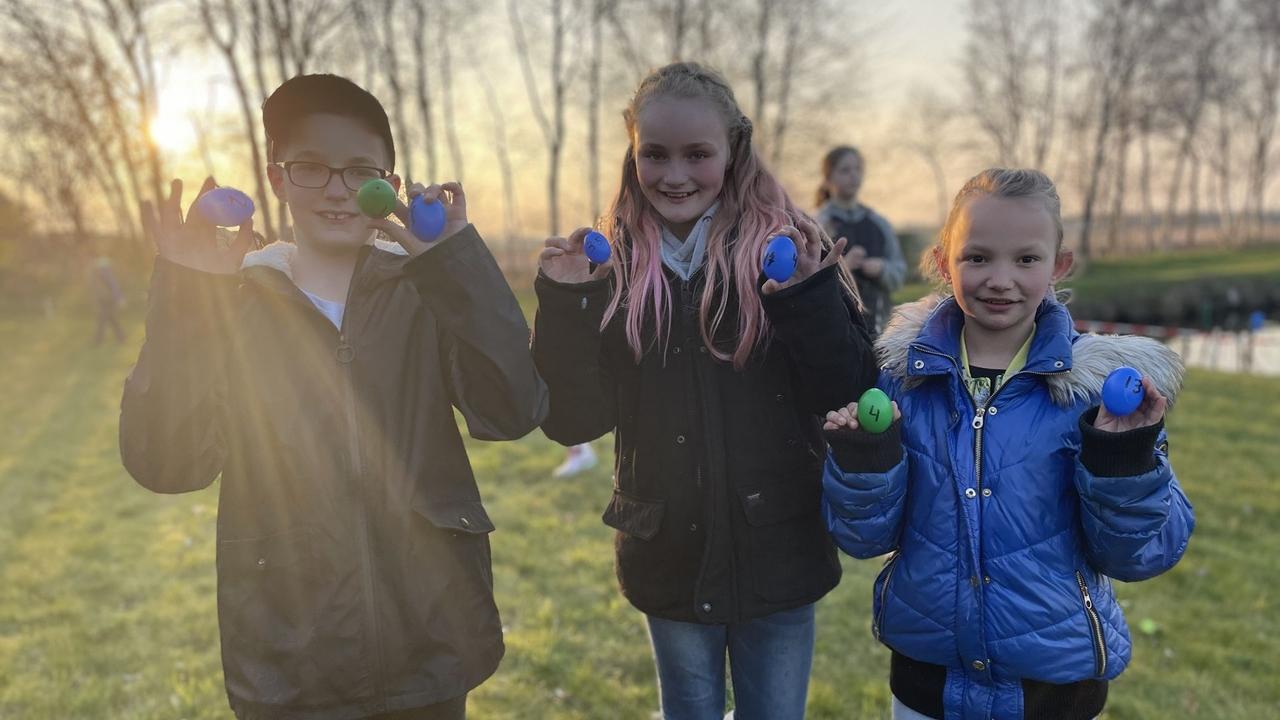 Eieren zoeken bij het paasvuur in Weiteveen