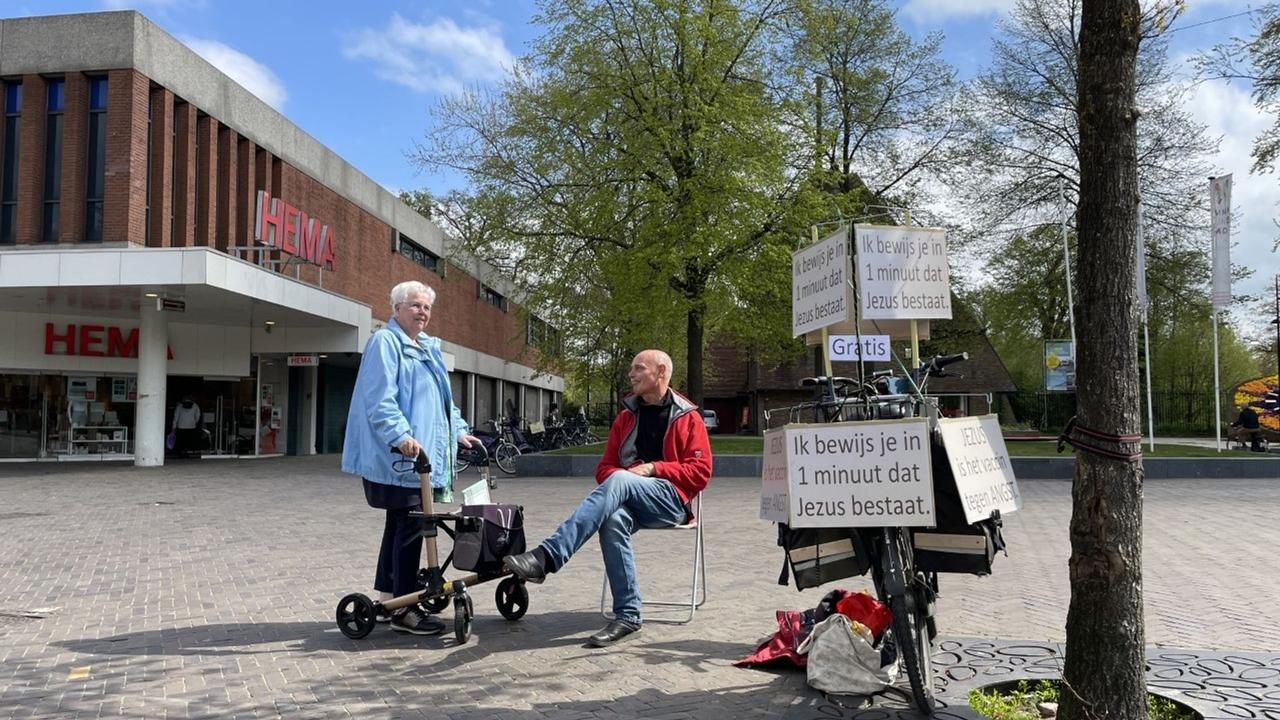 De Jonge in gesprek met een voorbijganger