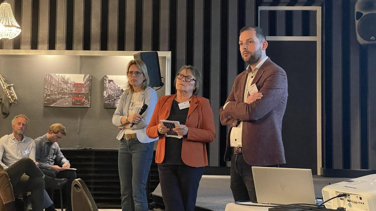 Josien Wannink, Nettie Aarnink en René van der Weide luisteren naar de zaal