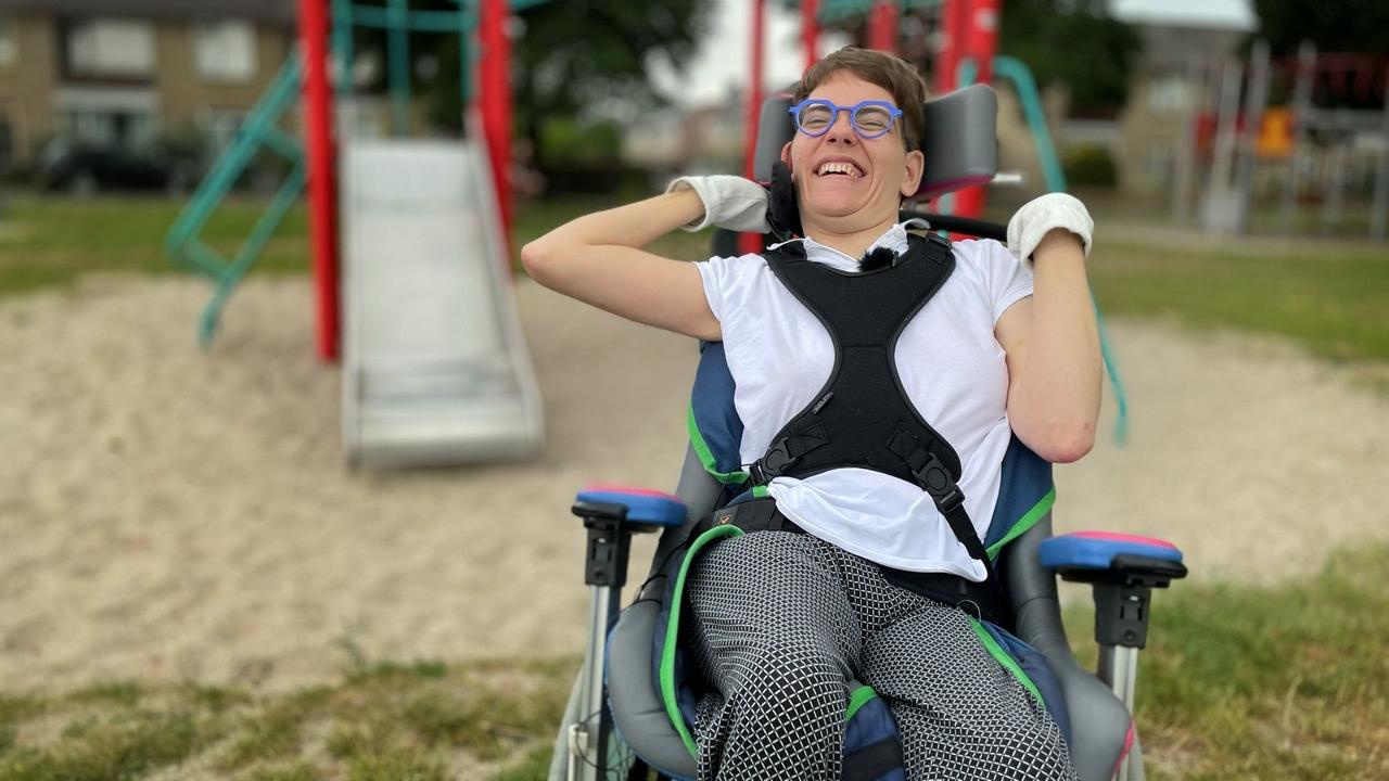 Esmee de Vries (22) zit in een rolstoel en hoopt dat ze zelf ook eens op een speeltoestel kan