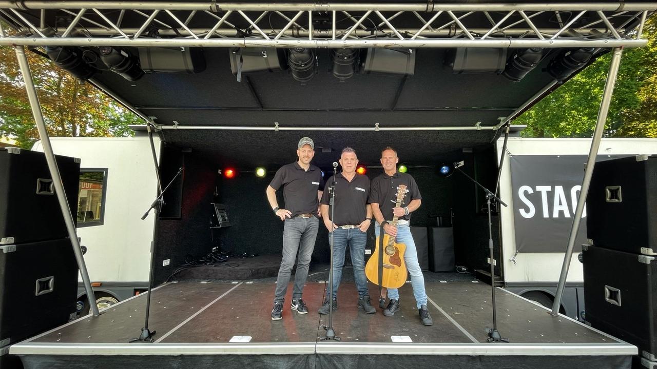 Het rijdende muziekpodium is klaar om bespeeld te worden