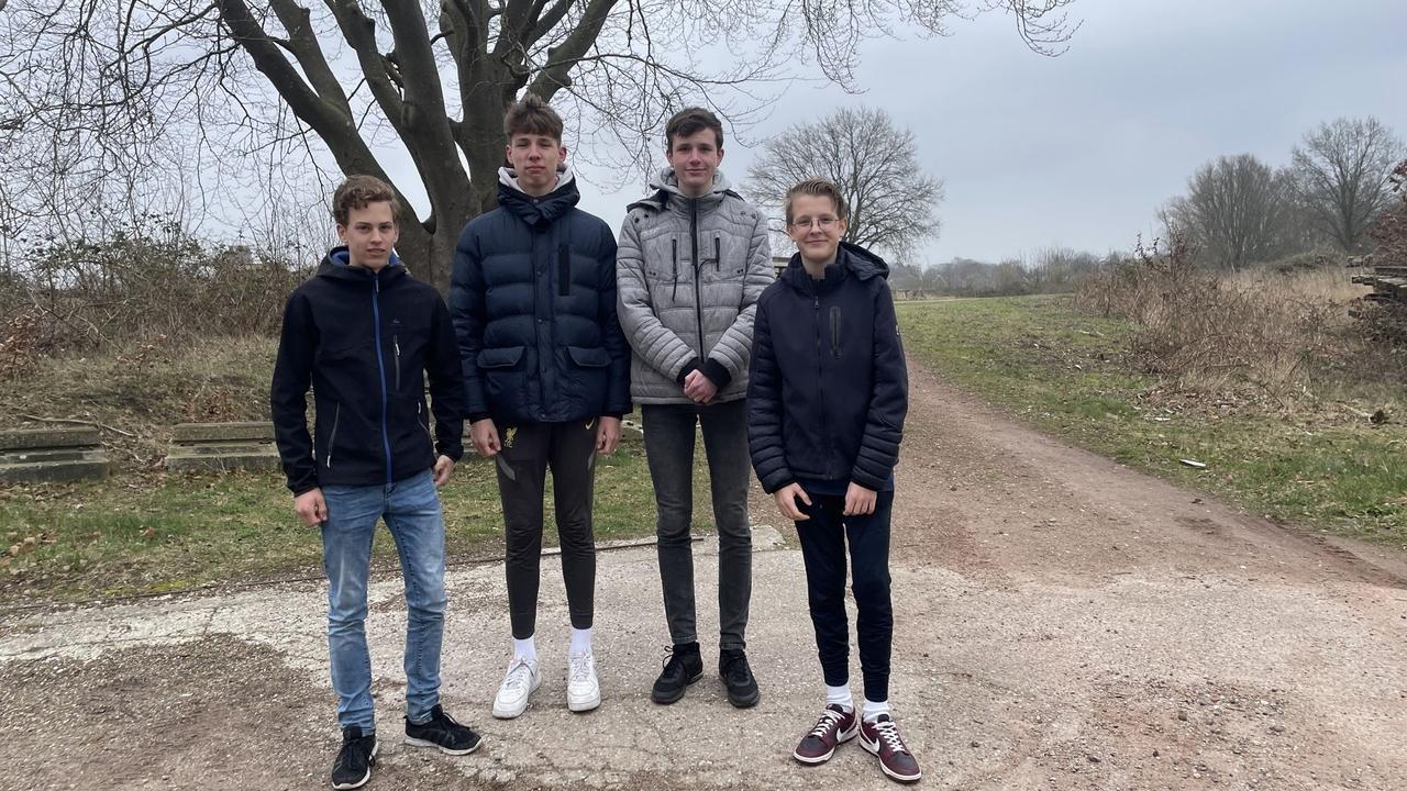 Scholieren op de plek waar vroeger het station stond