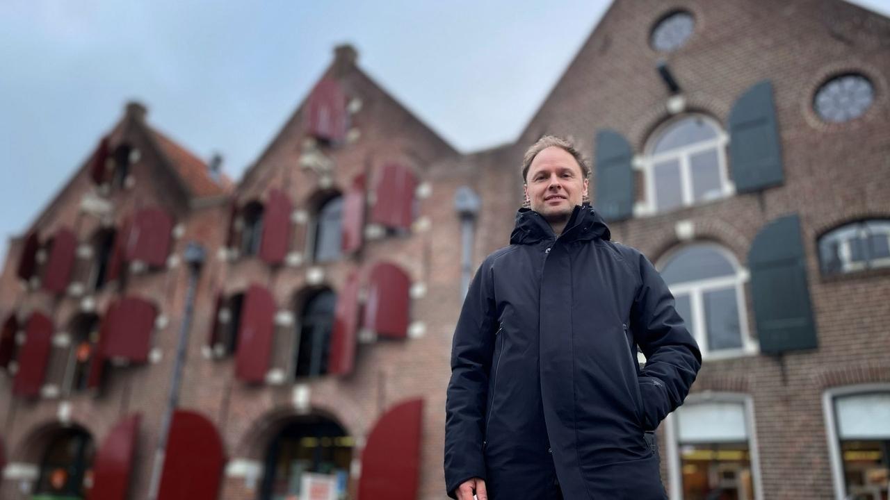 Directeur Rik Klaucke van het Stedelijk Museum in Coevorden opent de deuren