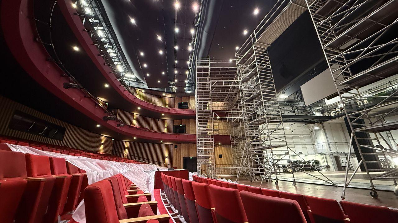 Steigers op het podium van het ATLAS theater in Emmen