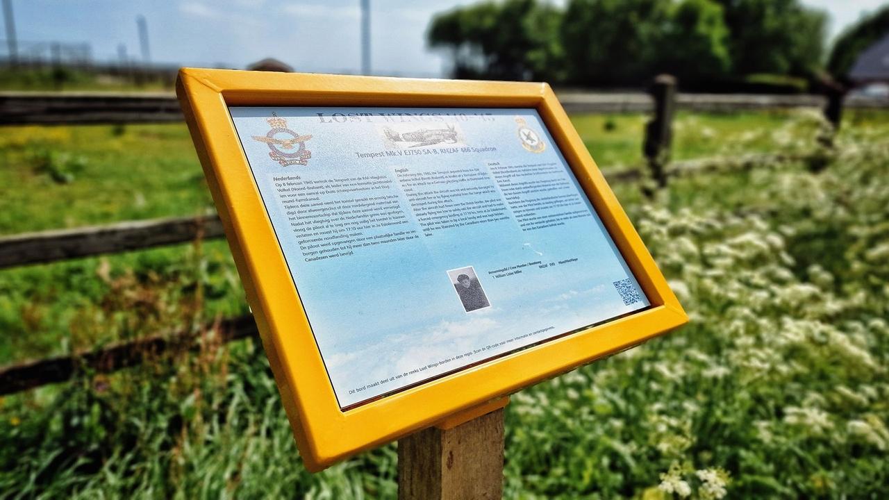 Op de bordjes staat in het Nederlands, Engels en Duits informatie over de noodlandingen