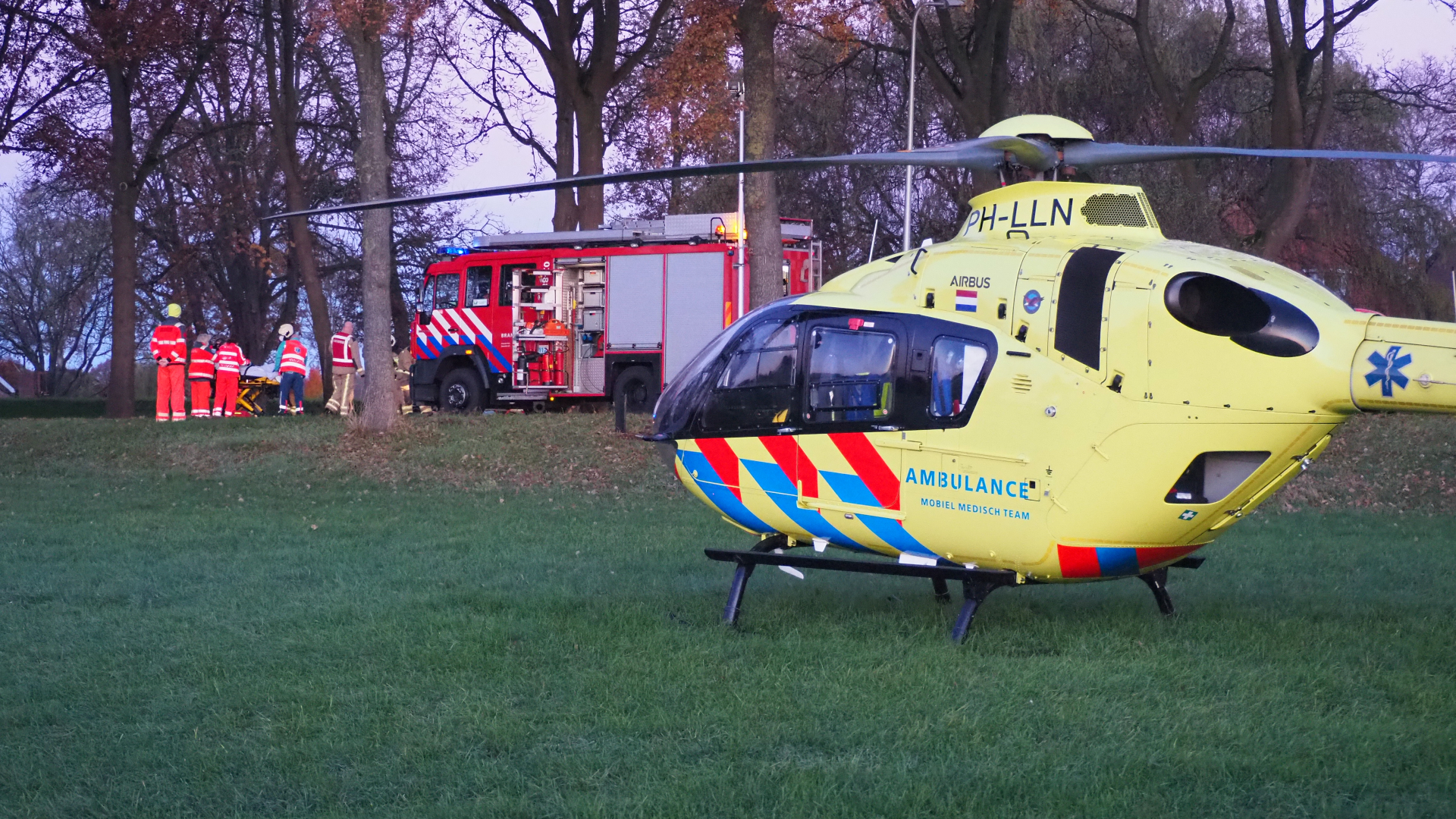 Auto botst op boom bij Nieuw-Dordrecht, bestuurder naar ziekenhuis